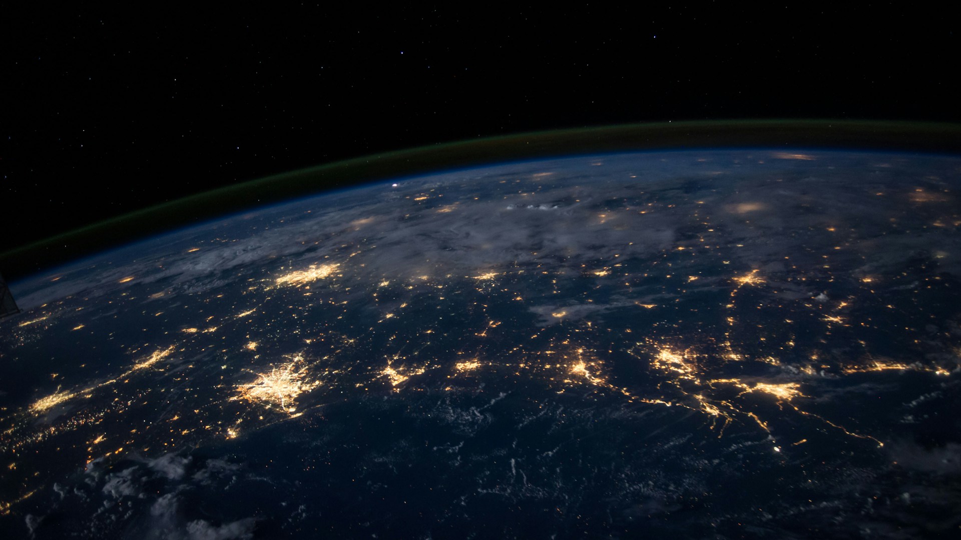 Global cloud computing infrastructure supporting enterprise digital transformation
